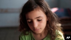 6일 가자지구 북부에서 임시 난민수용소로 사용되고 있는 유엔 학교 교실에, 팔레스타인 어린이가 앉아있다.