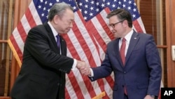 2024年1月9日，美国国会众议院议长迈克·约翰逊在华盛顿国会山举行会议前向台湾驻美国代表俞大㵢致意。（美联社照片）
