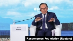 马来西亚总理安瓦尔在符拉迪沃斯托克举办的东方经济论坛会议上讲话。（2024年9月5日）