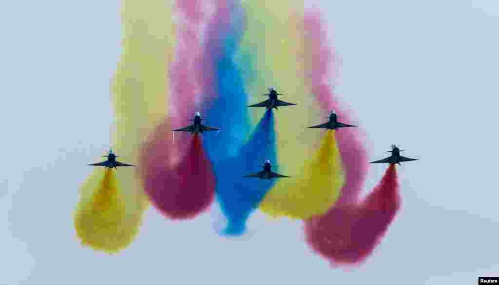 Tim aerobatik China beraksi dengan pesawat jet tempur J-10 pada pameran udara internasional di Zhuhai, Guangdong.