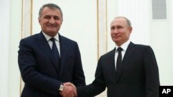 Arhiv - Ruski predsjednik Vladimir Putin i Anatolij Bibilov, lider otcepljene gruzijske oblasti Južne Osetije