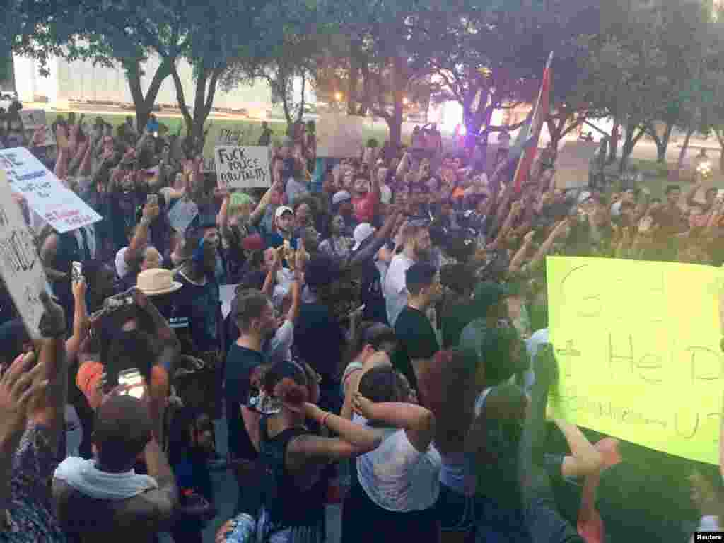 این راهپیمایی مسالمت آمیز معترضان در دالاس بود که ساعتی بعد تک&zwnj;تیرانداز ها به سوی پلیس هایی که نظم مراسم را برعهده داشتند، شلیک کردند.