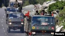 资料照片:行驶在中印边界附近公路上的印度军车队。