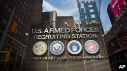 纽约时报广场的美国陆军、海军、空军和海军陆战队联合招兵站 - 资料照片