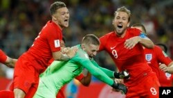 جوردن پیکفورد، دروازه بان انگلستان در کنار سایر بازیکنان تیمش، با مهار پنالتی پنجم کلمبیا، تیم انگلستان را به دور بعدی صعود داد.