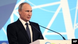블라디미르 푸틴 대통령이 4일 모스크바에서 열린 국제 에너지 포럼 전체회의에서 연설하고 있다.