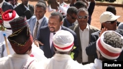 Faayilii - Muummicha ministaraa Itiyoophiyaa Dr. Abiyyi Ahimadiin jilli hogganamuu har’a gara magaalaa Ambootti imaluun uummata wajjiin walga’ee jira