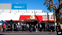 Orang-orang mengantre untuk menjalani tes COVID-19 di wilayah Panorama City, Los Angeles, pada 3 Januari 2022. (Foto: AP/Richard Vogel)