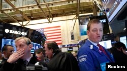 Para pialang di bursa saham New York (foto: dok). Indeks saham Dow Jones Industrial Average melonjak ke tingkat tertinggi hari Selasa (5/3). 