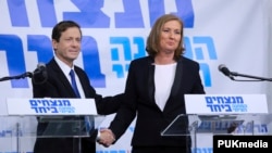 اسحاق هرزوگ (چپ) همراه با تزیپی لیونی 