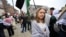 Aktivis lingkungan Greta Thunberg (tengah) menghadiri unjuk rasa pro-Palestina di Malmo, Swedia, pada 9 Mei 2024. (Foto: Johan Nilsson/TT News Agency/AFP)