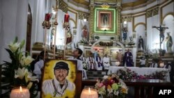 Lukisan wajah Pastor Marcelo Perez dipajang saat misa arwah di gereja. Perez ditembak mati di San Cristobal de Las Casas, negara bagian Chiapas, Meksiko, 20 Oktober 2024. (Foto: Claudia Garcia Blanca/AFP)