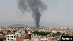 지난 9일 예멘 수도 사나의 한 식료품 공장에서 사우디가 주도한 공습으로 검은 연기가 피어오르고 있다.