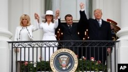 روسای جمهوری آمریکا و فرانسه و همسرانشان در بالکن کاخ سفید