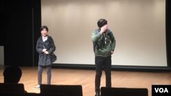 한국의 사회적 기업, 유니아스코리아가 10일 개최한 탈북민재능경연대회에서 탈북민 출신 배우인 김진호, 김현민 씨가 연극 ‘상경’ 공연을 펼치고 있다.