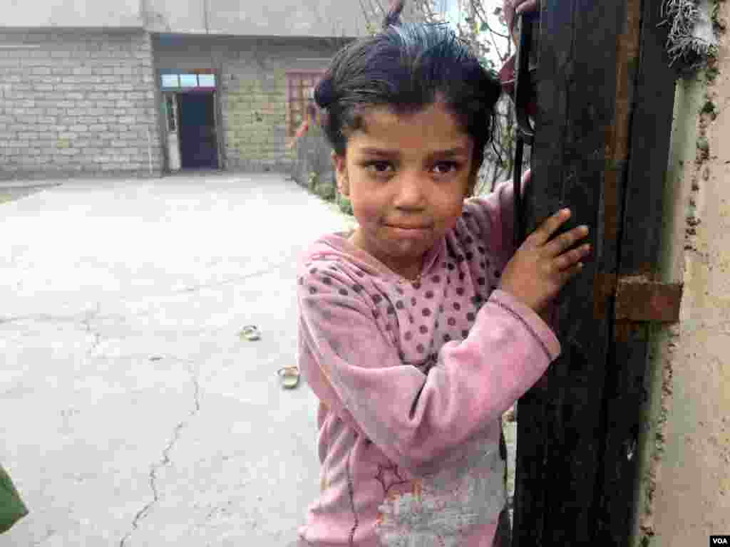 UNICEF mengatakan dari sekitar satu juta orang yang diyakini terperangkap di dalam wilayah yang dikuasai kelompok militan Negara Islam (ISIS) di Qayyarah, Irak, lebih dari setengahnya adalah anak-anak (24/10). (VOA/H. Murdock)