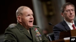 美国海军陆战队司令罗伯特·B·内勒上将（左）和代理海军部长肖恩·J·斯塔克利在国会参议院军事委员会就海军陆战队员在脸书分享女战友裸照丑闻举行的听证会上接受质询。（2017年3月14日）