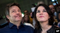 资料照片：德国绿党的两位领导人罗伯特·哈伯克（男）和 安娜琳娜·贝尔博克（女）。