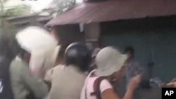 អ្នក​តវ៉ា​តតាំង​ជាមួយ​នឹង​ប៉ូលីស​ក្នុង​ទំនាស់​ដីធ្លី​ភូមិបឹងកក់។