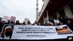 Sebuah kelompok pro Islam di Turki membentangkan spanduk berbunyi "Jika kebebasan berpendapat tidak dibatasi, maka bersiaplah akan kebebasan kami dalam melakukan apa pun." Mereka mendoakan Cherif dan Said Kouachi, dua bersaudara yang melakukan penyerangan ke kantor Charlie Hebdo dan membunuh 12 orang. 