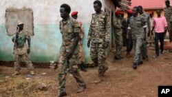 Des soldats sud-soudanais accusés d'attaques, de viols, de tortures, et de meurtres rape, sont amenés à la cour pour leur procès à Juba, au Soudan du Sud.