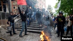 2014年5月1日顿涅茨克检察官办公室外的亲俄活动分子