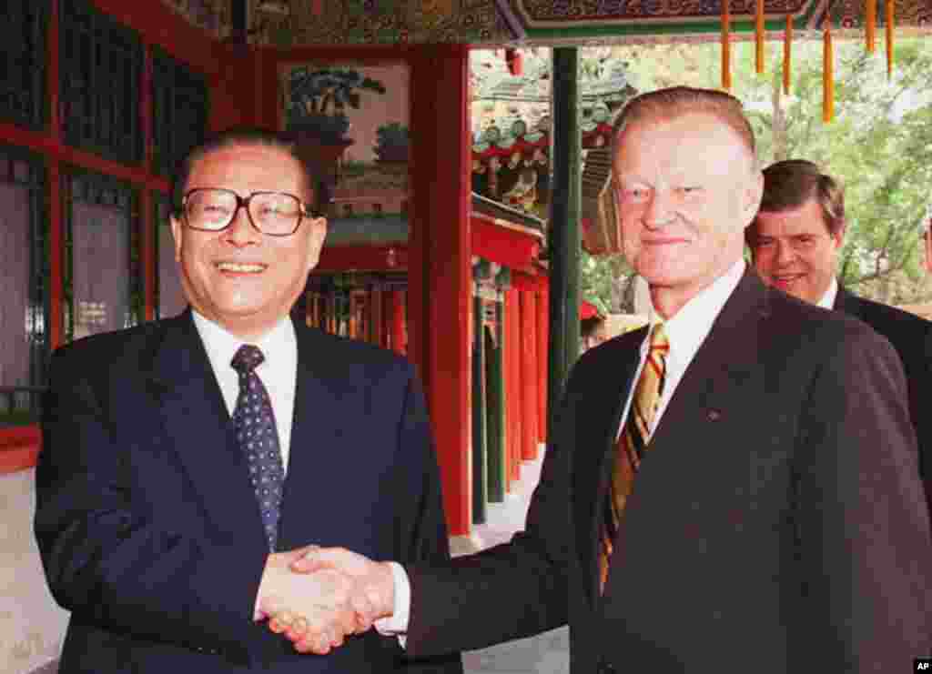 1997年6月5日，中国主席江泽民在北京中南海和美国前国家安全顾问布热津斯基握手。 布热津斯基崇尚实用主义外交政策，在冷战时期主张美国联合中国对抗苏联。他认为，美中关系是美国最重要的三、四对双边关系之一，是中国最重要的三对双边关系之一。他倡导美中建立两国集团(G2)。