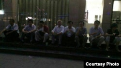 十多位律师在郑州公安局门口整夜静坐，要求保证律师会见权。（网络图片）