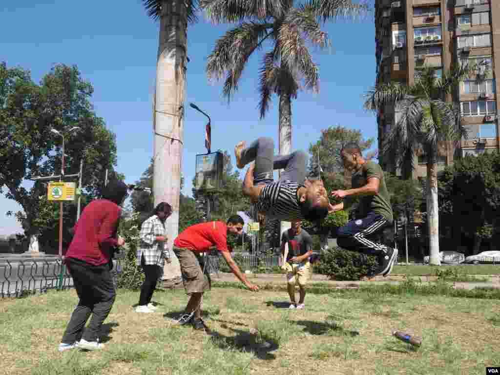 In the Cairo suburbs, young people enjoy a weekly exercise event on Fridays that includes running, calisthenics, aerobics and hip-hop dance. 27 May 2016, Cairo. (Photo: Hamada Elrasam for VOA) 
