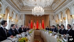 美国总统川普及其手下高官同中国主席习近平及其手下高官在海湖庄园举行双边会谈(2017年4月7日)。