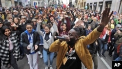 Di-džej Sajmon Samki Osagi peva na protestu protiv rasizma u Milanu, 2. marta 2019.