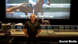 کامی عسگر، ۵۴ ساله، در بخش تولید و تدوین صدا فعال است. 