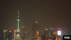 上海摩天大楼的发展蓬勃，著名高楼有上海环球金融中心和东方明珠广播电视塔 ( 美国之音 谭嘉琪拍摄）