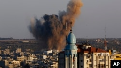 지난 20일 팔레스타인 가자지구의 한 건물에서 이스라엘의 폭격으로 검은 연기가 피어오르고 있다. (자료사진)