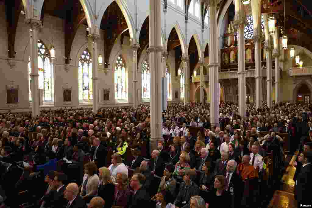 4月18日人们参加在圣十字大教堂为波士顿马拉松赛爆炸案受难者的跨教派追思会。