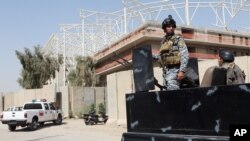 2일 이라크 바그다드의 이슬람 시아파교도 지역에서 건설 공사에 참여 중인 터키 노동자들이 납치된 가운데, 군인들이 공사장 주변을 순찰하고 있다.