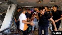 فلسطینی‌ها در محل حمله اسرائیل به یک ساختمان مسکونی در خان یونس مجروح شدند