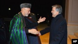Presiden Afghanistan Hamid Karzai (kiri)