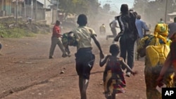 Mutane su na gudu daga garin Goma a yayin da 'yan tawayen M23 ke arangama da sojojin gwamnati