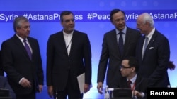 4일 카자흐스탄 아스타나에서 열린 시리아 평화회담에서 스테판 데 미스투라 유엔 시리아 특사(오른쪽)가 각 국 대표들과 대화를 나누고 있다. 