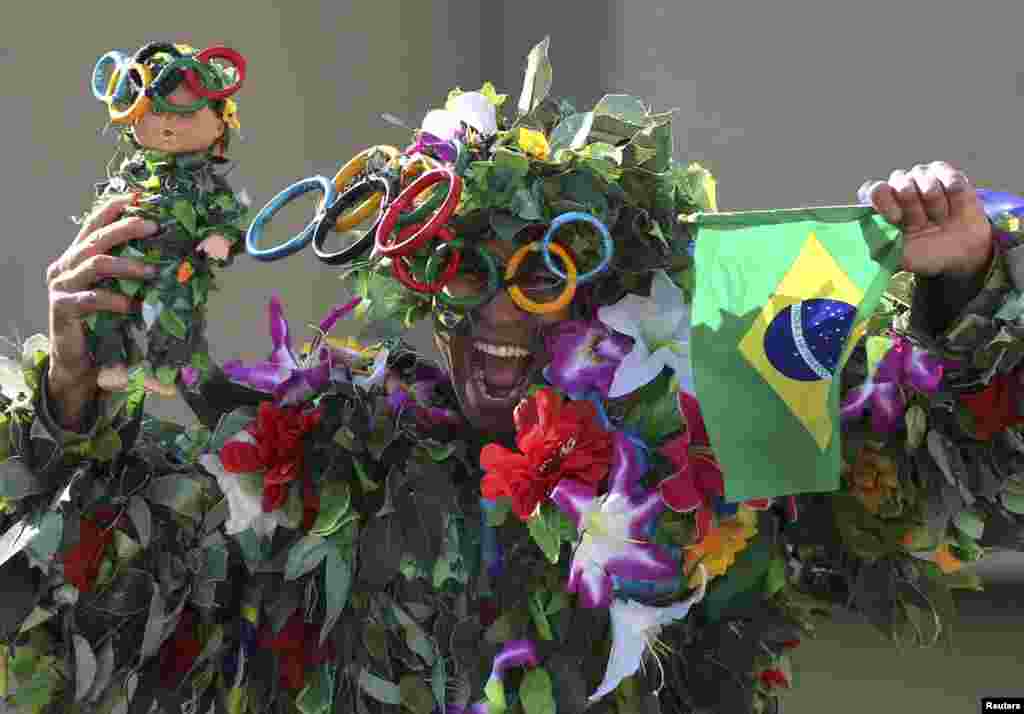 A spectator watches the race the women&#39;s marathon in&nbsp;Rio de Janeiro, Brazil.