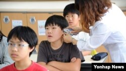 8일 부산시내 한 초등학교에서 교사가 학생들의 체온을 재고 있다. 부산에서도 메르스 확진 환자가 나왔다. 