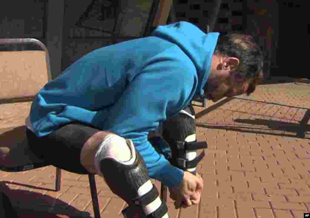 Oscar Pistorius di University of Pretoria dalam latihan lari pertamanya sejak diduga membunuh kekasihnya di rumah mereka di Afrika Selatan (27/6).