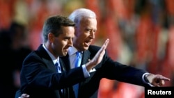 جو بایدن (راست) در کنار پسرش بو بایدن - ۲۷ اوت ۲۰۰۸