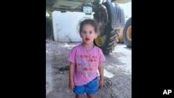  ابیگیل ادان زمانی که حماس حمله کرد و پدر و مادرش را کشت ۳ سال داشت و در غزه ۴ ساله شد.