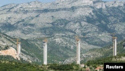 资料照片：巴尔-博尔加里公路上一处桥梁建造工地。(2018年6月7日)