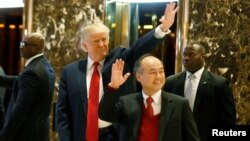 도널드 트럼프 대통령 당선인(왼쪽) 이 지난 6일 뉴욕 트럼프타워에서 한국계 일본인 사업가 손 마사요시(손정의) 소프트뱅크 최고경영자(CEO)와 만나 기자들에게 손을 흔들고 있다. 