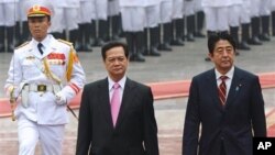 16일 베트남 방문해 응웬 떤 중 베트남 총리(왼쪽)와 정상회담을 가진 신조 아베 일본 총리.