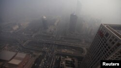 大楼和国贸桥掩映在北京浓厚的雾霭之中(资料照片)