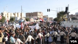 Ribuan orang melakukan protes menentang Houthis di Sana'a, Yaman, 11 Februari 2015. (Foto: Z. al-Alyaa for VOA)